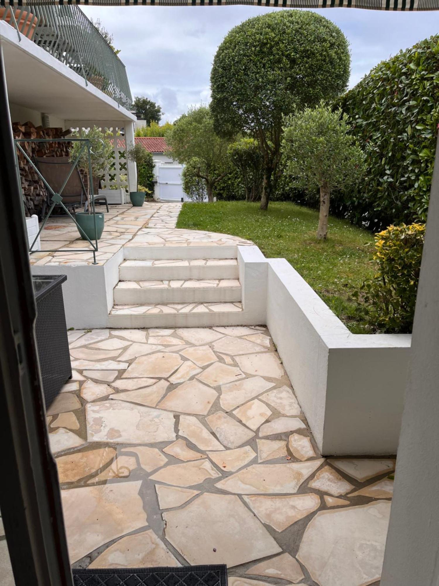 Charmant Petit Appartement Avec Sa Terrasse Privee Bayonne Exteriör bild